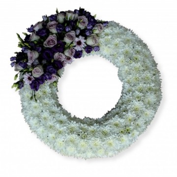 Poza Coroana funerara rotunda din crizanteme albe si flori violet