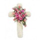 Cruce funerara din crizanteme si flori roz