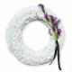 Coroana funerara rotunda din crizanteme albe si cale violet