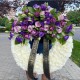 Coroana funerara rotunda din crizanteme albe si flori violet