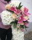 Cruce funerara din crizanteme albe si flori roz p2