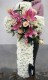 Cruce funerara din crizanteme albe si flori roz p3