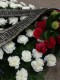 Coroana funerara din garoafe albe si trandafiri rosii p3