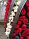Coroana funerara din trandafiri rosii si albi p3