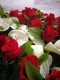 Coroana funerara din trandafiri rosii si cale albe p4