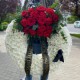 Coroana funerara rotunda din crizanteme albe, garoafe si trandafiri rosii