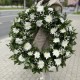 coroana funerara rotunda din crizanteme albe